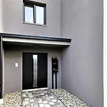 Apartment V *