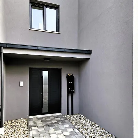 Apartment V *